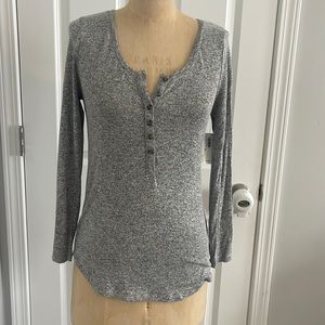Old Navy. Size Medium. NWT. Grey long sleeved shirt with button detail
